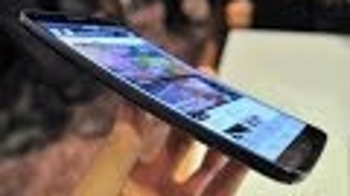 Watch LG's G Flex Smartphone Bend an Alarming Amount